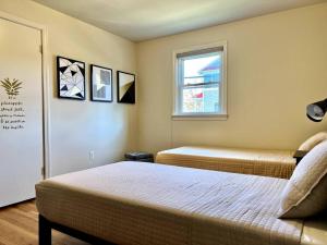 1 dormitorio con 2 camas y ventana en NEW 3 BRD Modern Urban Gateway, en Arlington