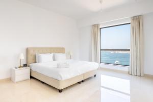 Postel nebo postele na pokoji v ubytování Deluxe Retreat In JBR - Million Dollar View - Balcony