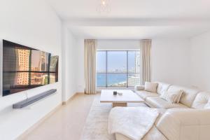 TV a/nebo společenská místnost v ubytování Deluxe Retreat In JBR - Million Dollar View - Balcony
