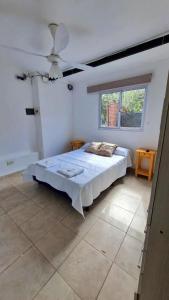 1 dormitorio con 1 cama y ventilador de techo en Golden Apart Jujuy 2 en San Salvador de Jujuy