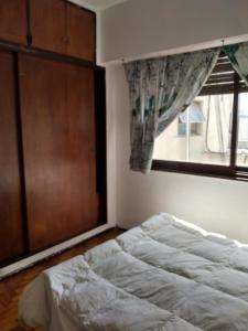 Un dormitorio con una cama grande y una ventana en Departamento Oro 2428 en Buenos Aires