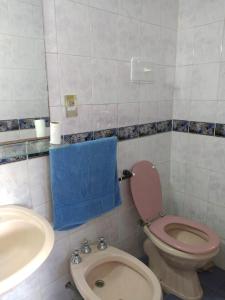 y baño con aseo y lavamanos. en Departamento Oro 2428 en Buenos Aires