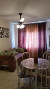 - un salon avec une table et un canapé dans l'établissement Recanto Bessa Praia Grande aceito cartão, à Praia Grande