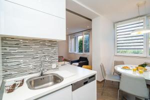Kuchyň nebo kuchyňský kout v ubytování SPACIOUS TWO BEDROOM APARTMENT
