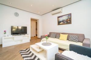 TV a/nebo společenská místnost v ubytování SPACIOUS TWO BEDROOM APARTMENT