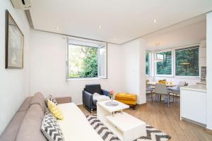 Posezení v ubytování SPACIOUS TWO BEDROOM APARTMENT