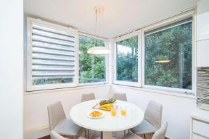 Jídlo v apartmánu nebo okolí + 23 fotografií
