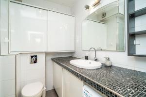 Kuchyň nebo kuchyňský kout v ubytování SPACIOUS TWO BEDROOM APARTMENT