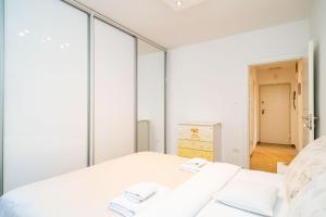 Postel nebo postele na pokoji v ubytování SPACIOUS TWO BEDROOM APARTMENT