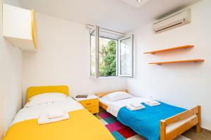 Postel nebo postele na pokoji v ubytování SPACIOUS TWO BEDROOM APARTMENT