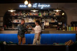 un hombre y una mujer de pie en un bar en Ink Hotel Melbourne Southbank, en Melbourne