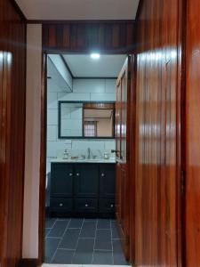 - une cuisine avec des placards noirs et un évier dans l'établissement Your Perfect Home Away From Home!, à San Ramón