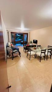 een woonkamer met een bank en een tafel bij Casa Peixinho - Reserva Imbassaí 3 suítes in Imbassai