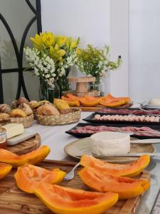 uma mesa com vários tipos diferentes de alimentos em Pousada Vila Alto dos Pinhais em Espírito Santo do Pinhal