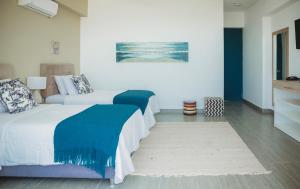 1 dormitorio con 2 camas y un cuadro en la pared en Kokoa Hotel Vichayito, en Vichayito