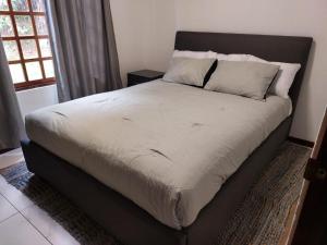 Кровать или кровати в номере Your Perfect Home Away From Home!