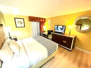 una camera d'albergo con letto e specchio di HUTCHI BELL a South Hutchinson