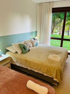 Tempat tidur dalam kamar di Casa Peixinho - Reserva Imbassaí 3 suítes