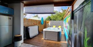 baño con lavabo y pared con graffiti en "Chez Claudia "charmant logement avec jacuzzi privatif en toute intimité sur belle terrasse extérieure en bois et piscine, en Courcelles Sucrerie