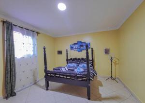 1 dormitorio con 1 cama en una habitación en Lima's Vacation 1BR Apt with Wi-Fi & Netflix in Kampala, Namugongo road, en Kampala