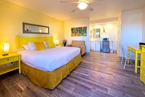 Postel nebo postele na pokoji v ubytování Inn at Palm Springs + 37 fotografií