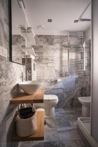 een badkamer met een wastafel en een toilet bij CORVETTO rooms in Genua