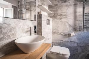 een badkamer met een witte wastafel en een toilet bij CORVETTO rooms in Genua