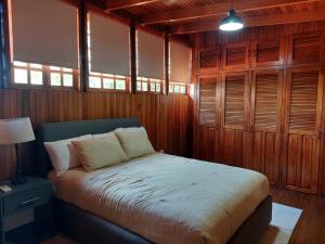 Ένα ή περισσότερα κρεβάτια σε δωμάτιο στο Your Perfect Home Away From Home!