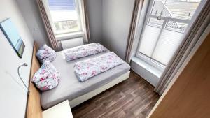 Sahrensdorfにある"Bauernhof-Claussen", Haus Muschelの小さな客室で、ベッド1台(枕付)が備わります。