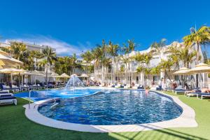 Ramada Resort by Wyndham Shoal Bay في شوال باي: مسبح في المنتجع مع نافورة