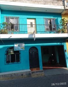 een blauw gebouw met een vogel op een balkon bij CASA BELINDA in Santiago Atitlán