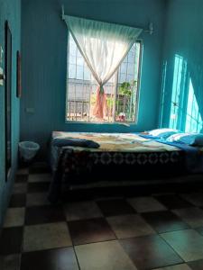 - une chambre avec un grand lit et une fenêtre dans l'établissement CASA BELINDA, à Santiago Atitlán