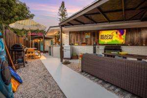 an outdoor patio with a bar and a grill at La Mia Casa in Sarasota