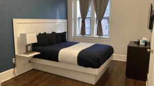 1 dormitorio con 1 cama grande en blanco y negro en Long Beach Hotel, en Long Beach