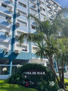 una señal frente a un edificio con palmeras en Luna de Mar - cerca del Conrad y parada 7 Playa Brava, en Punta del Este