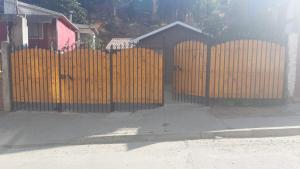 uma cerca de madeira em frente a uma casa em Cabaña Recreo em Viña del Mar