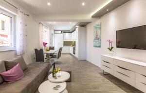 TV a/nebo společenská místnost v ubytování Apartman dva