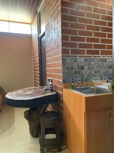 ein Badezimmer mit einem Waschbecken und einer Ziegelwand in der Unterkunft HuehueLoft1 estacionamiento y wifi in Huehuetenango