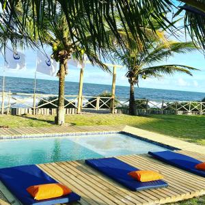 una piscina con vistas al océano en Vila Sereia Caraiva, en Caraíva