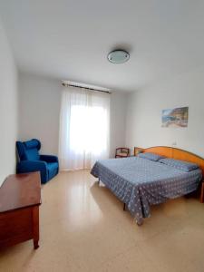 チェラーノにあるCasa Fontanelleのベッドルーム1室(ベッド1台、青い椅子付)