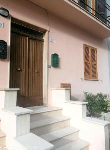 budynek ze schodami prowadzącymi do drewnianych drzwi w obiekcie Casa Fontanelle w mieście Celano