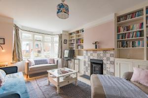 sala de estar con sofá y chimenea en Prospect Cottage by Bloom Stays, en Hythe