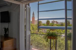 Habitación con ventana y vistas a la ciudad. en DEPA DE MAGDA en San Juan