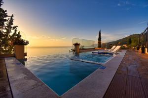 - une piscine avec vue sur l'eau dans l'établissement Casa Tramonto Beach View Agios Gordios Corfu, à Agios Gordios