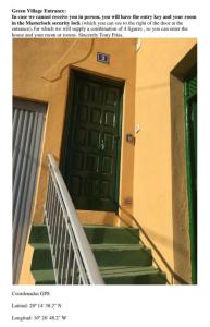 una imagen de una puerta en un edificio con escaleras en GREEN VILLAGE. TONY FRÍAS. en Fasnia