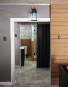 un pasillo con una puerta que conduce a un baño en Apartment 107 en Scarborough