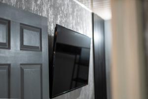 einen Flachbild-TV, der an einer Wand hängt in der Unterkunft Apartment 107 in Scarborough