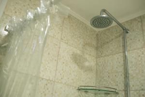 a shower with a shower head in a bathroom at Casa de Montaña - Hunuc Huar in Potrerillos +31 photos