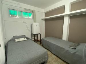 福爾摩沙的住宿－alquiler temporal DIARIO DE IRIGOYEN，一间卧室设有两张床和窗户。