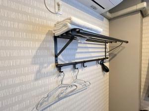 a wall with a towel rack in a bathroom at SAMURISE 81INN - Vacation STAY 60979v in Azagawa